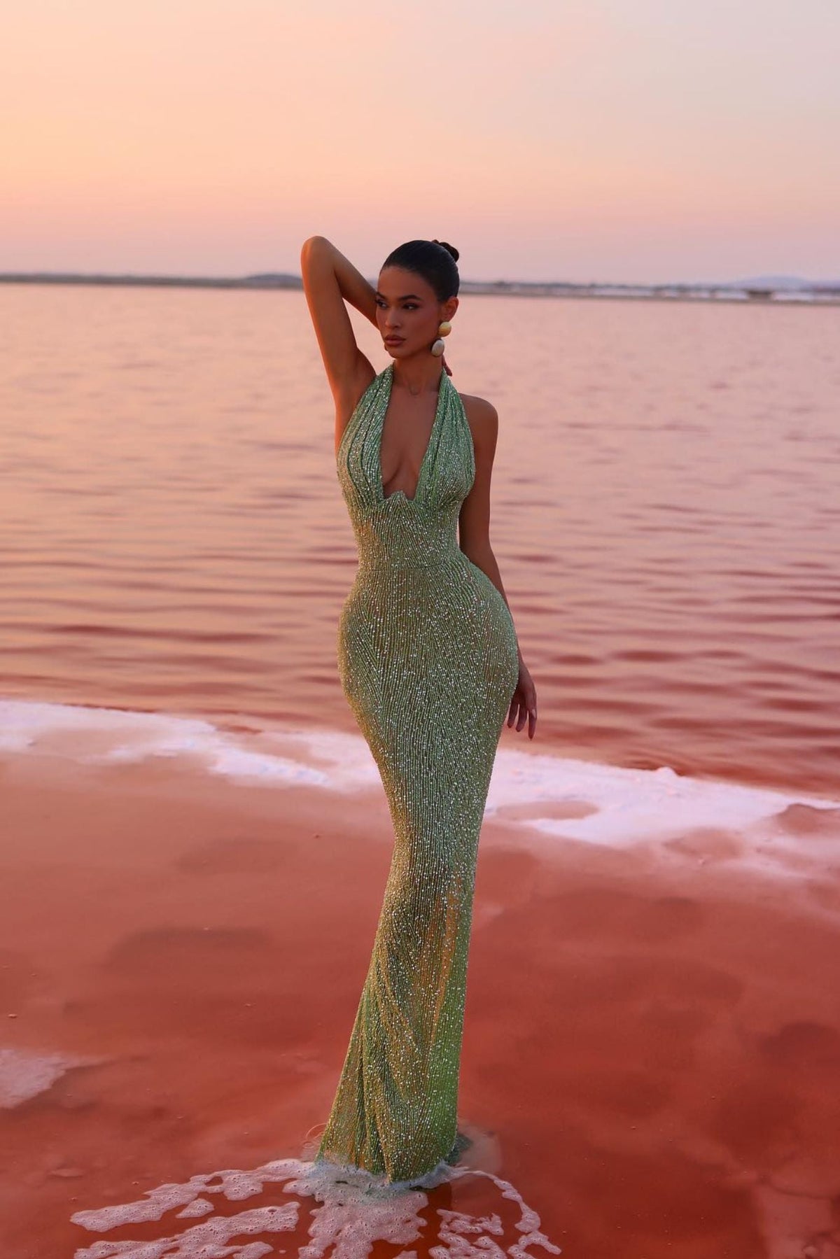 Ginger – Damska zielona sukienka maxi z dekoltem halter i połyskiem