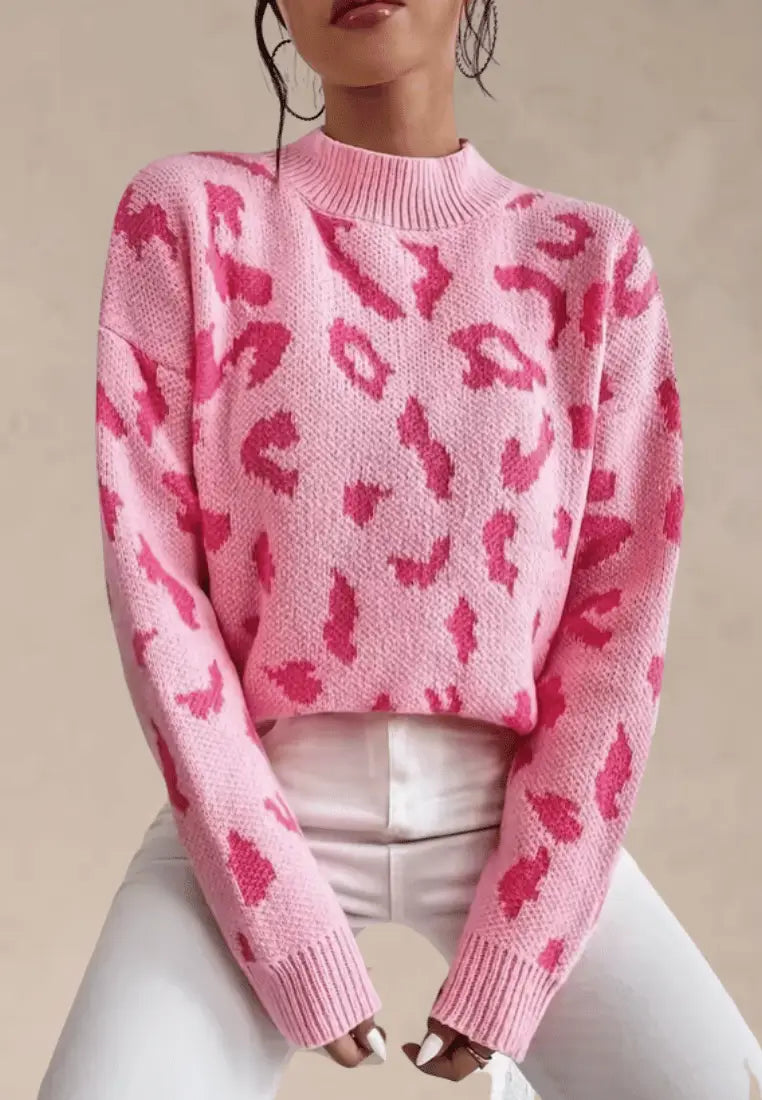 Naomi - Różowy sweter damski z półgolfem i wzorem panterki
