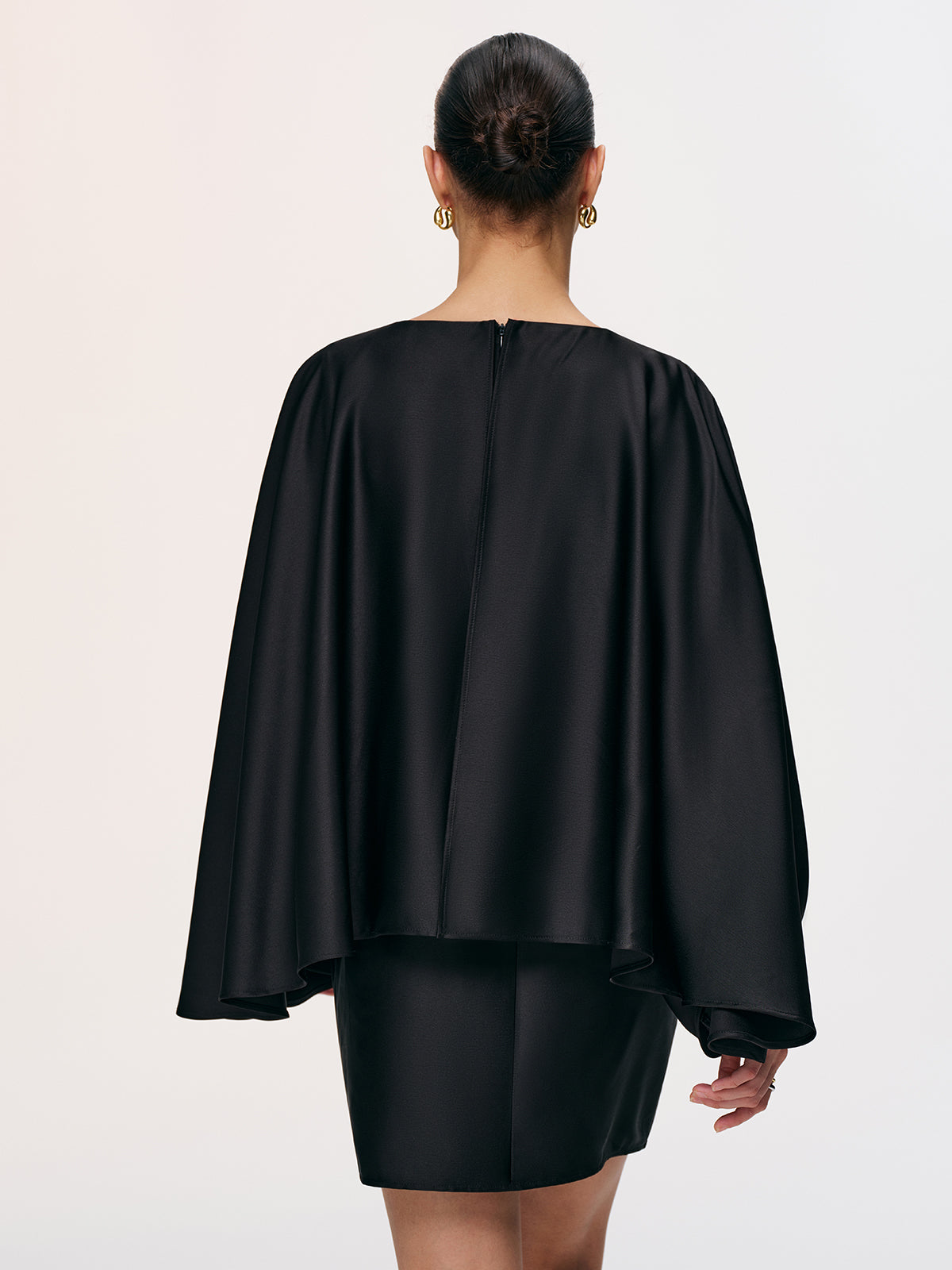 Elisha | Satynowa sukienka mini z rękawami typu cape