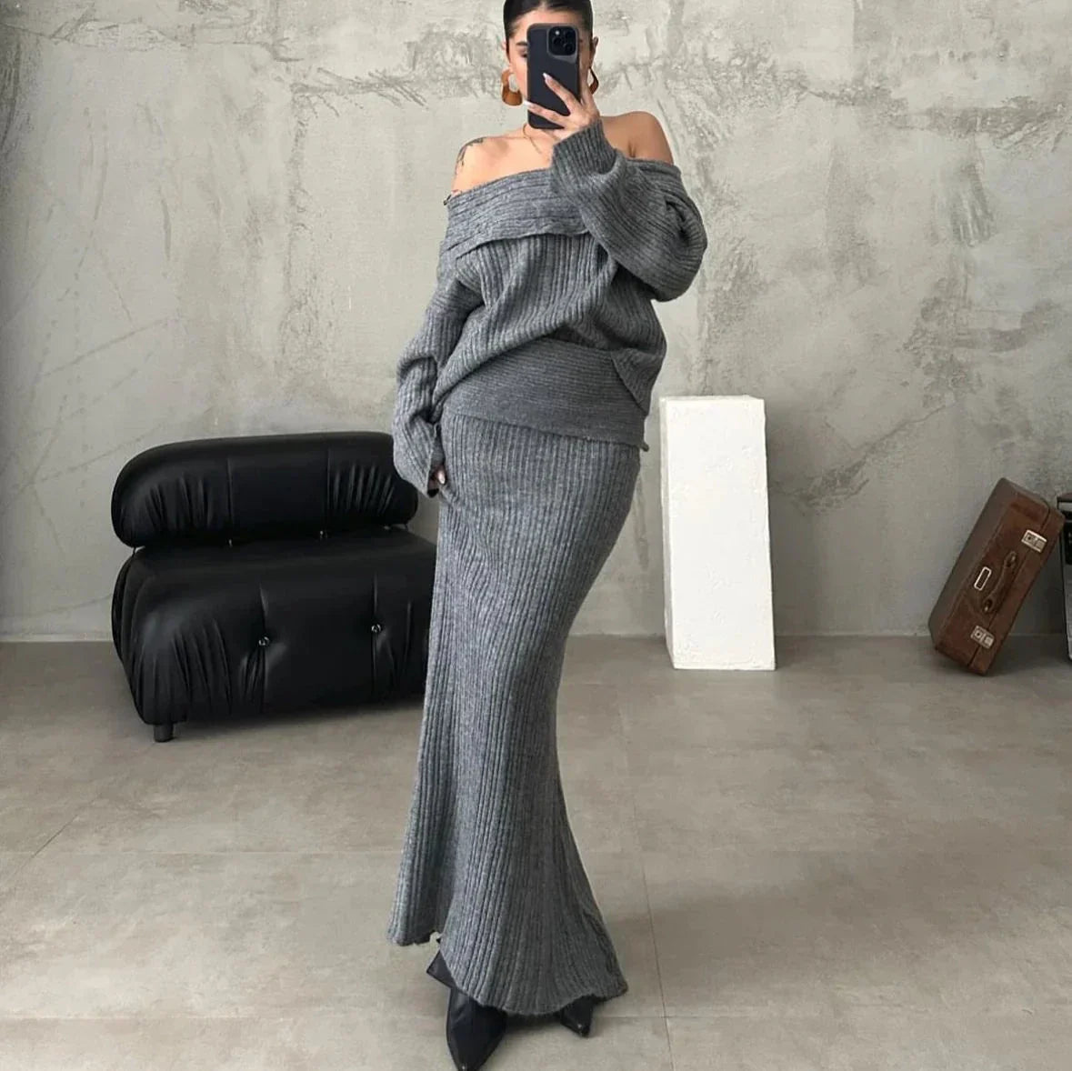 Clara | Elegancki komplet damski z swetrem odkrywającym ramiona