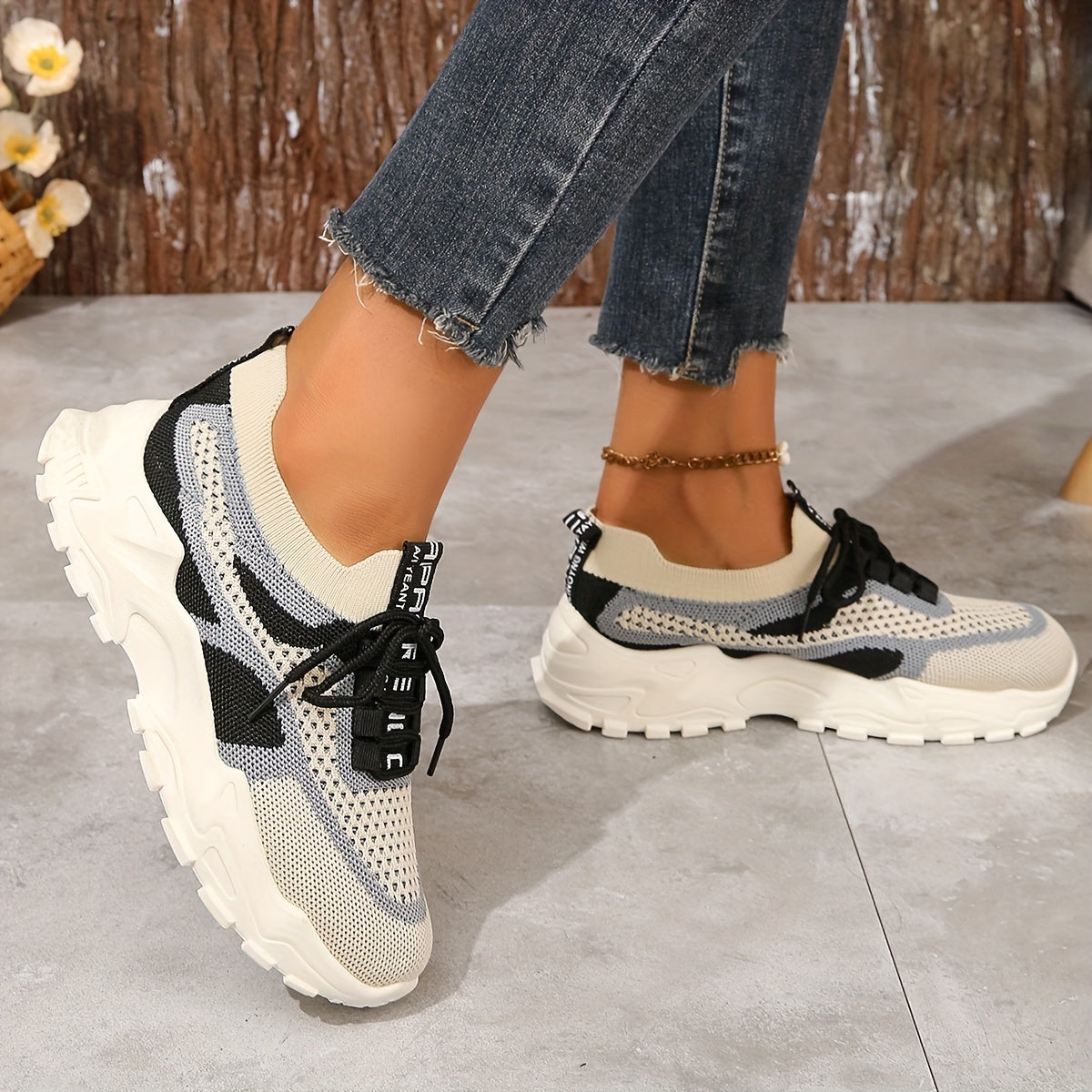 Hodierna – nowoczesne damskie oddychające sneakersy z siateczki – czarne
