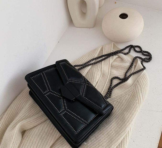 Harmony | Damska torebka crossbody z ćwiekami i łańcuszkiem, modna stylowa
