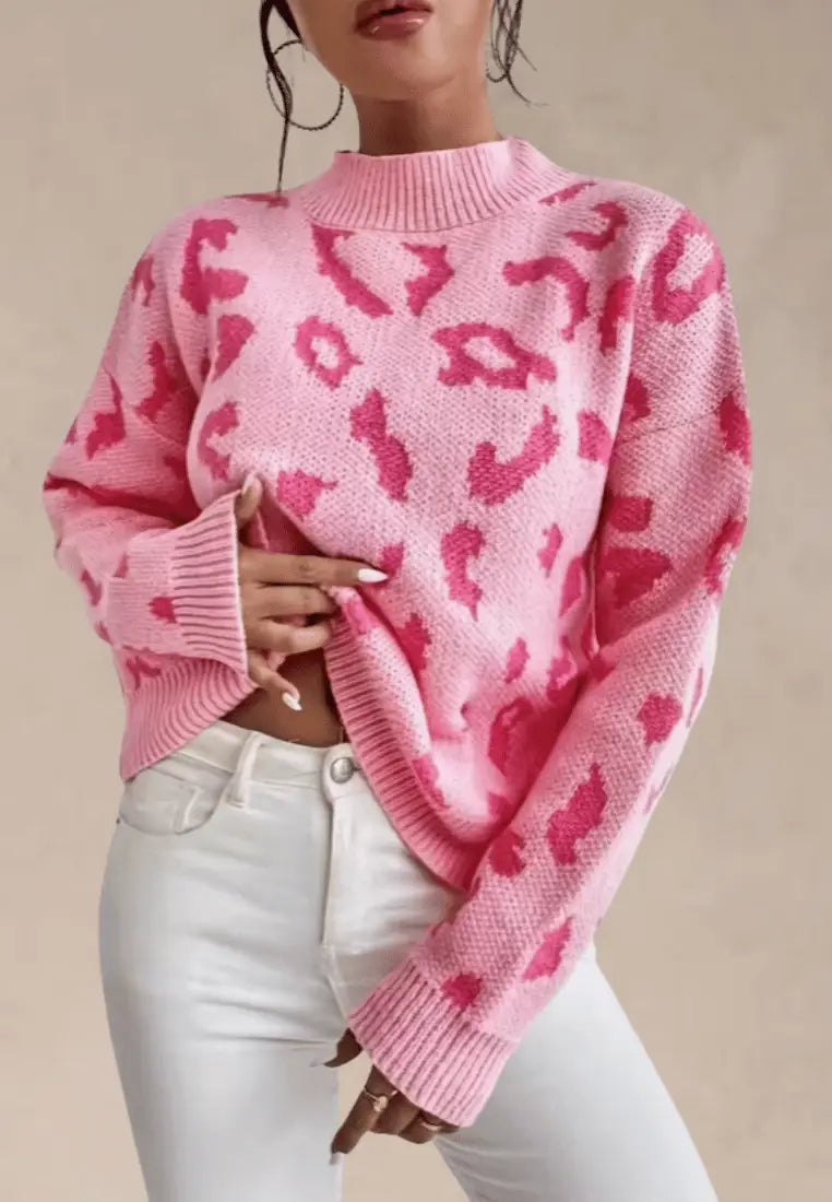 Naomi - Różowy sweter damski z półgolfem i wzorem panterki