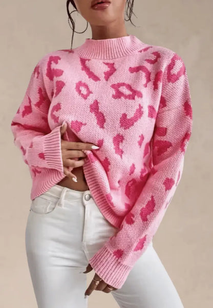 Naomi - Różowy sweter damski z półgolfem i wzorem panterki