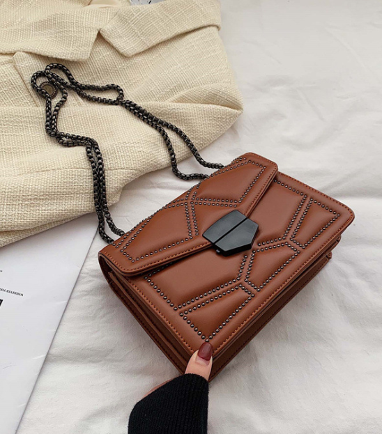 Harmony | Damska torebka crossbody z ćwiekami i łańcuszkiem, modna stylowa