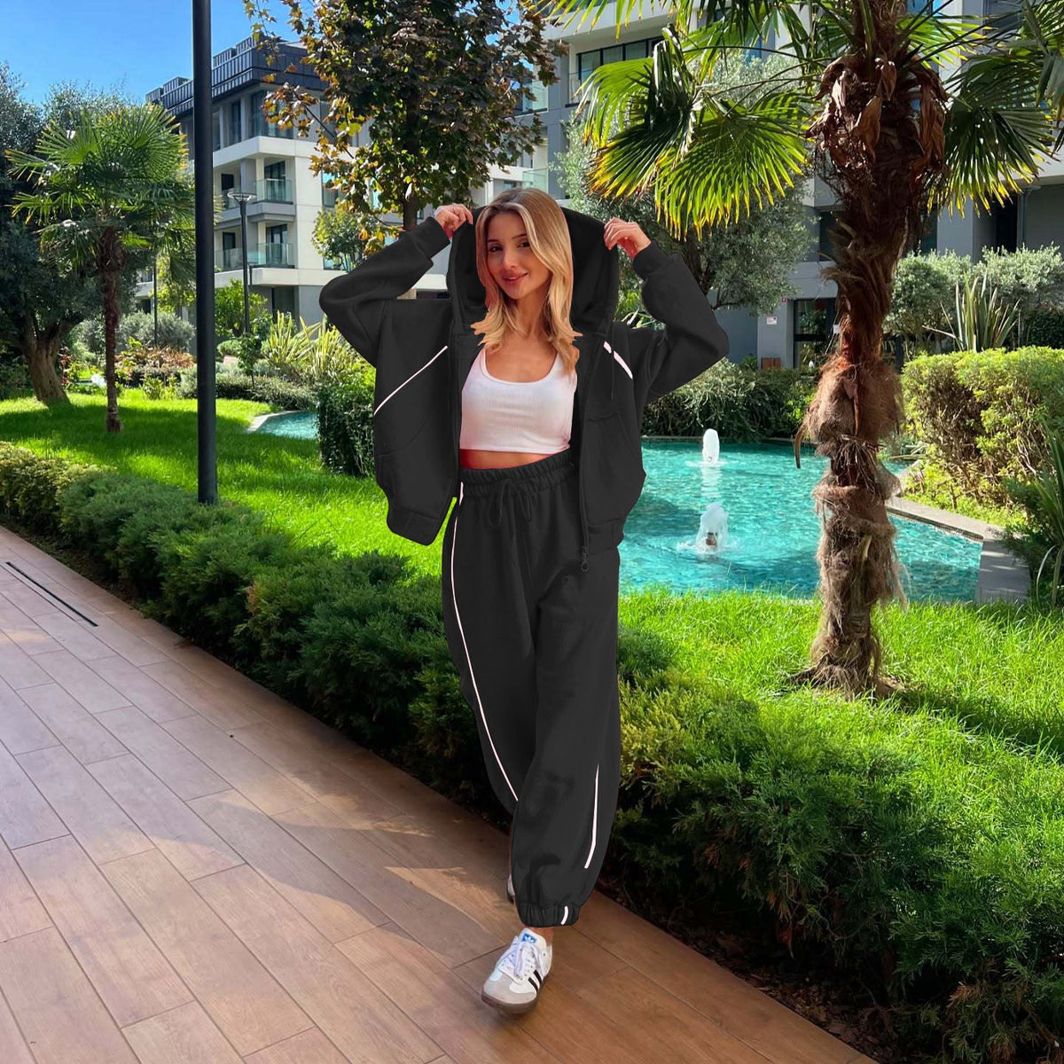 Kayla – damski dwuczęściowy zestaw sportowy składający się z joggerów i bluzy z kapturem