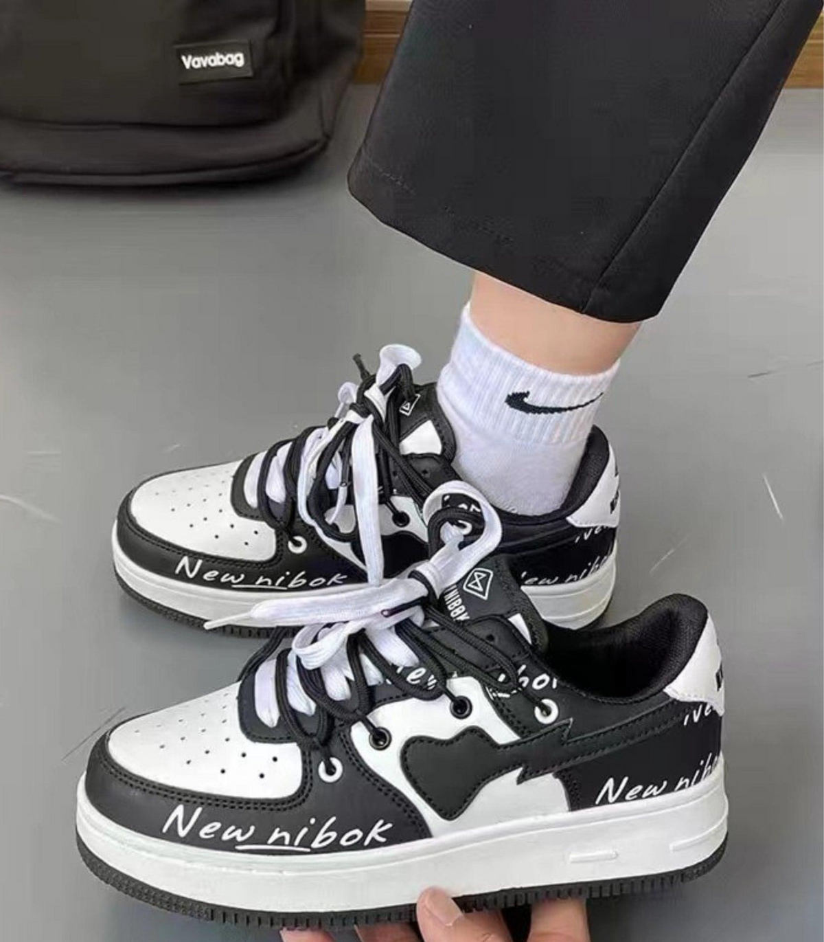 Mabel | damskie sneakersy niskie z kontrastowymi detalami i sznurowaniem