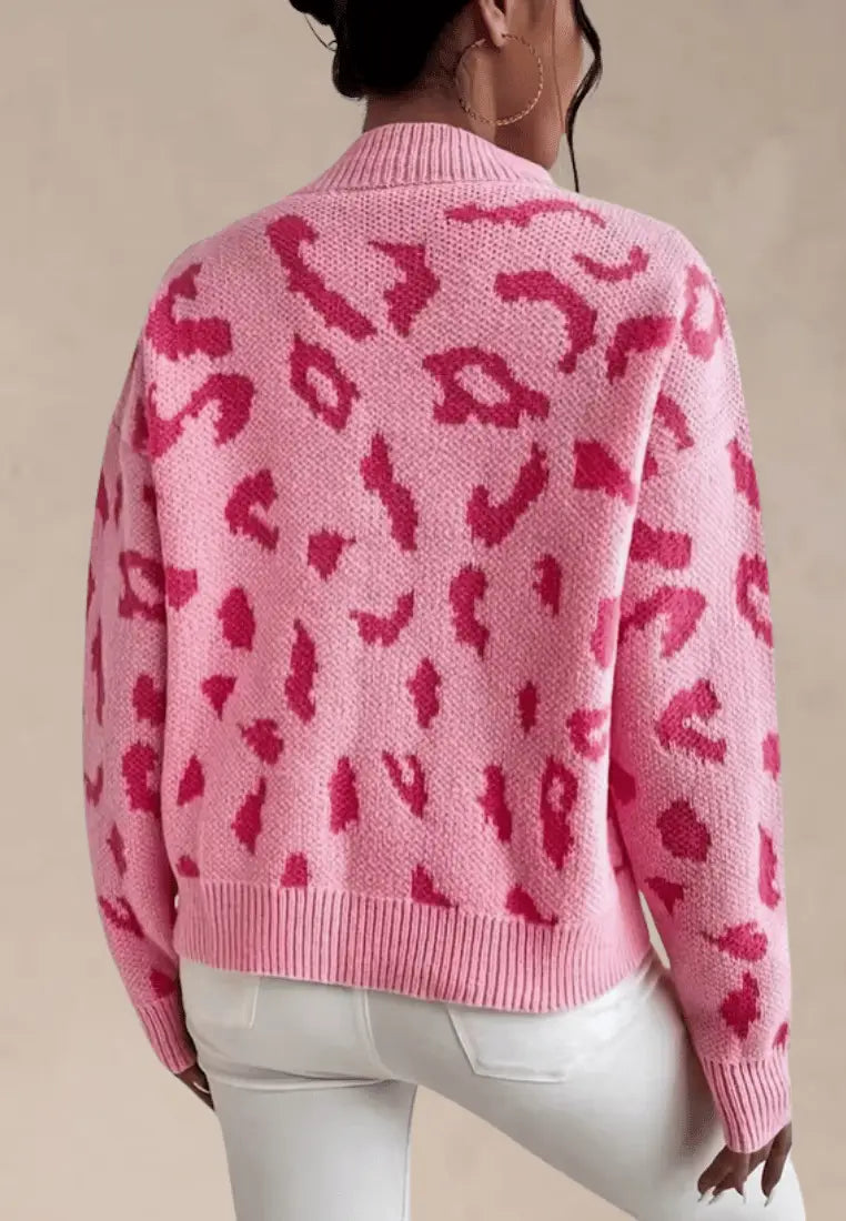 Naomi - Różowy sweter damski z półgolfem i wzorem panterki