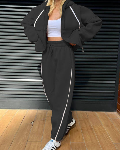 Kayla – damski dwuczęściowy zestaw sportowy składający się z joggerów i bluzy z kapturem