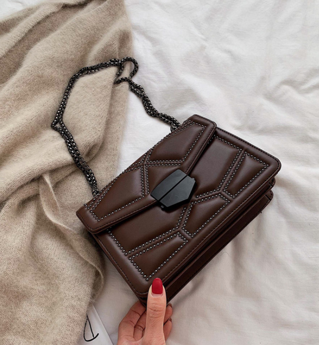 Harmony | Damska torebka crossbody z ćwiekami i łańcuszkiem, modna stylowa