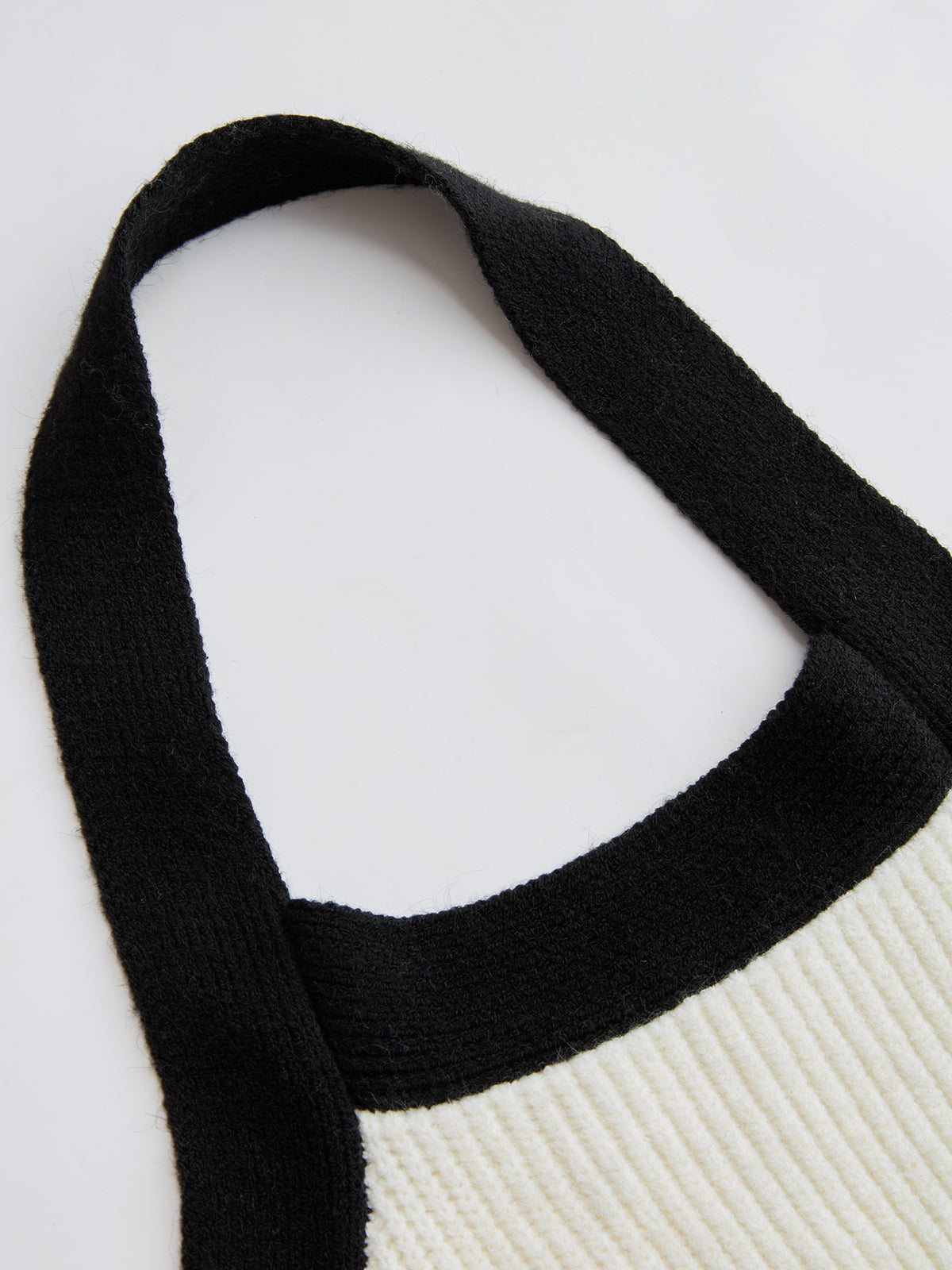 Charis | Sweter damski z wycięciami i blokami kolorów, nowoczesny i stylowy