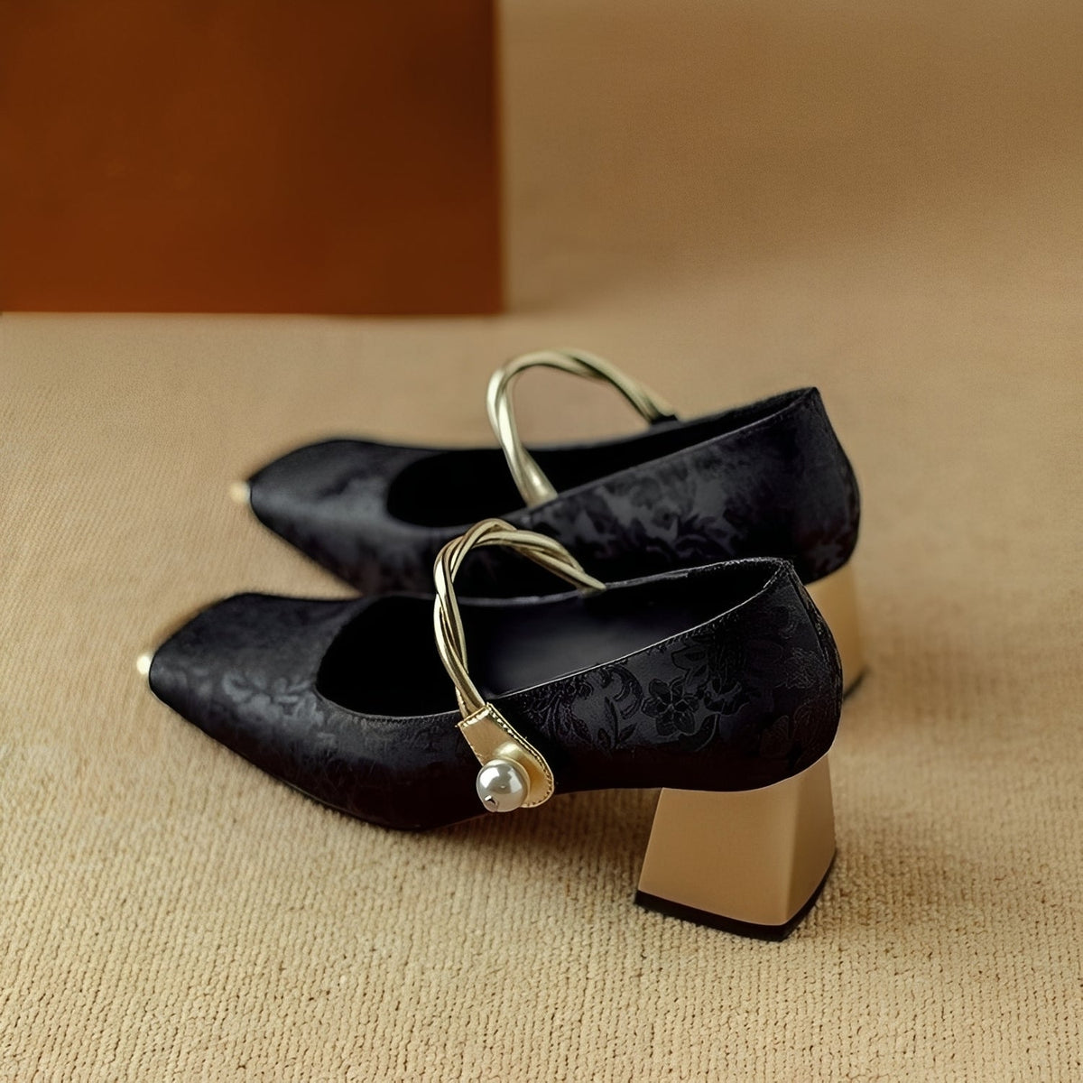 Ramona - Eleganckie stylowe damskie buty na obcasie słupkowym z tłoczeniem