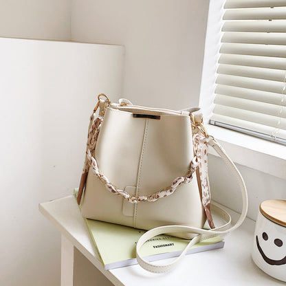 Danielle | Damska letnia torebka crossbody z łańcuszkiem, modna wszechstronna