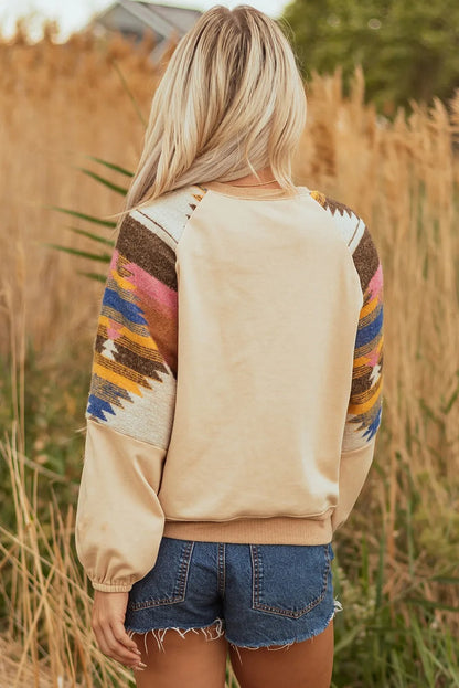 Glynis – kolorowy, modny sweter damski z rękawami w azteckie wzory