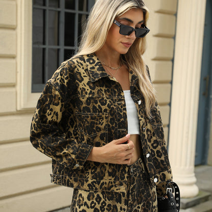 Demi – Stylowy, przyciągający wzrok dwuczęściowy zestaw damski w stylu streetwearowym z szerokimi spodniami i kurtką w panterkę