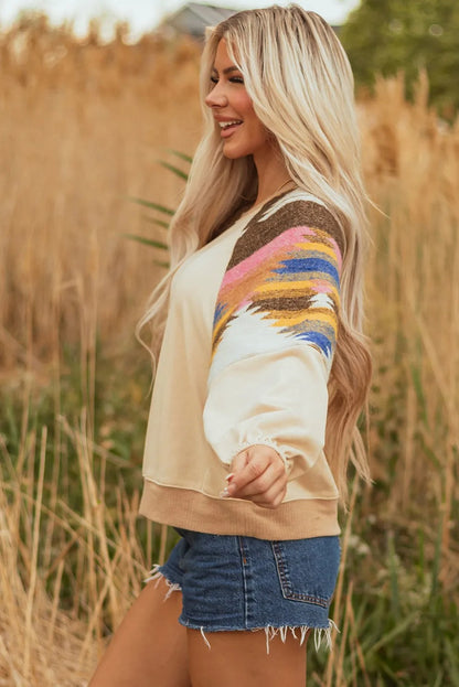 Glynis – kolorowy, modny sweter damski z rękawami w azteckie wzory