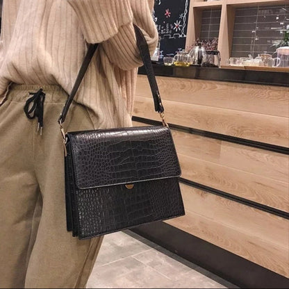 Carlene | Mała damska torebka crossbody ze skóry ekologicznej tłoczonej