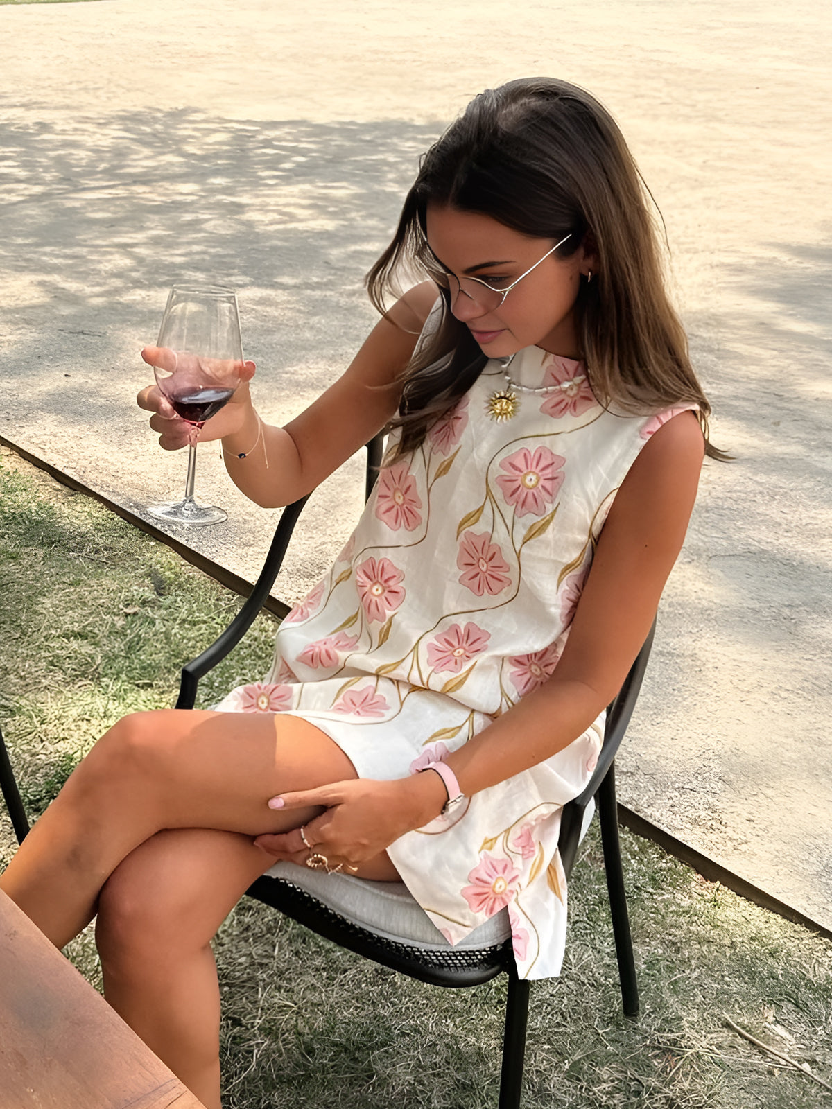 Julia | Sukienka krótka bez rękawów w romantyczny print, lekki fason