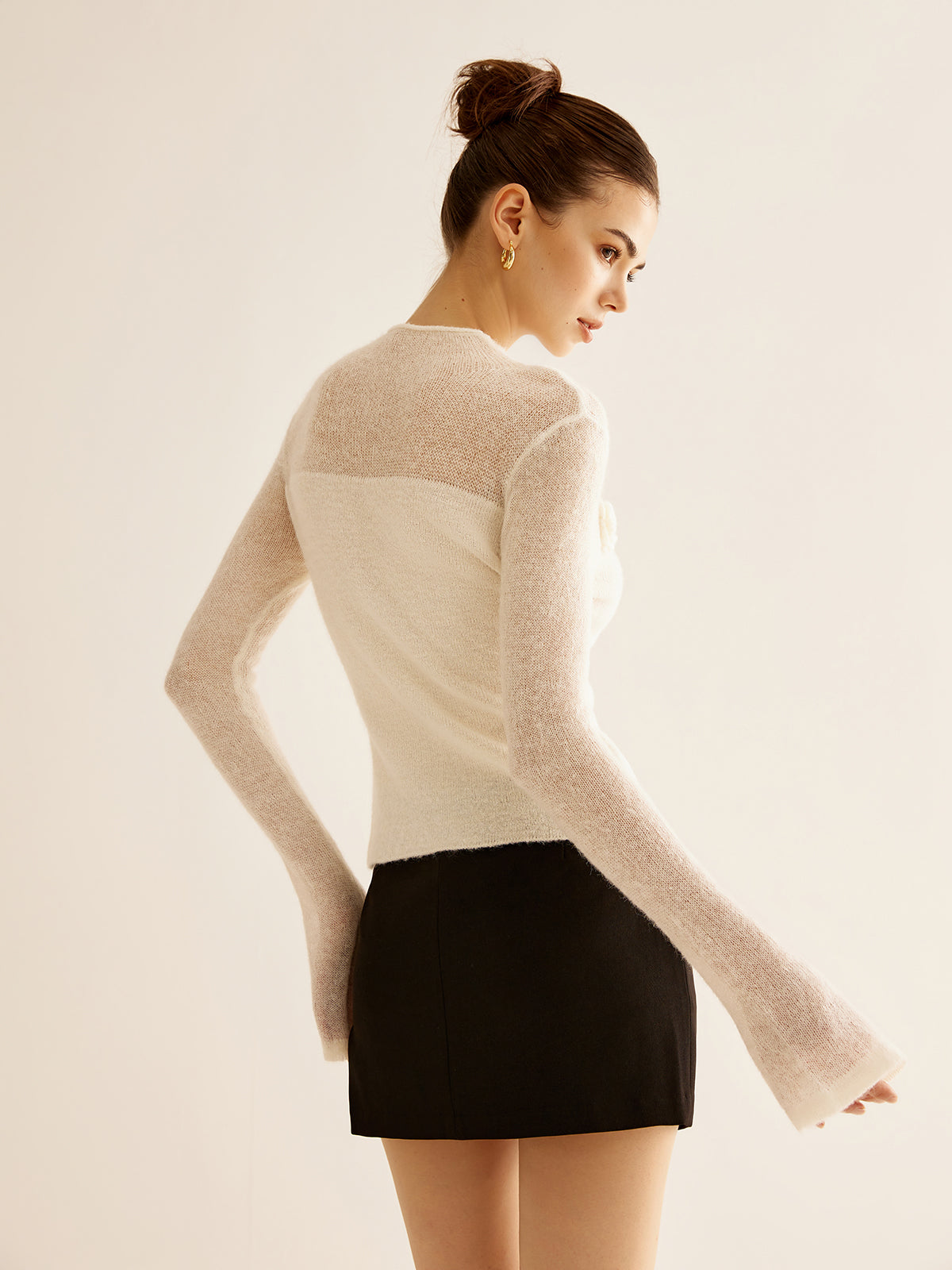 Lauretta | Top damski z miękkiej dzianiny z aplikacją 3D w kwiaty, elegancki fason