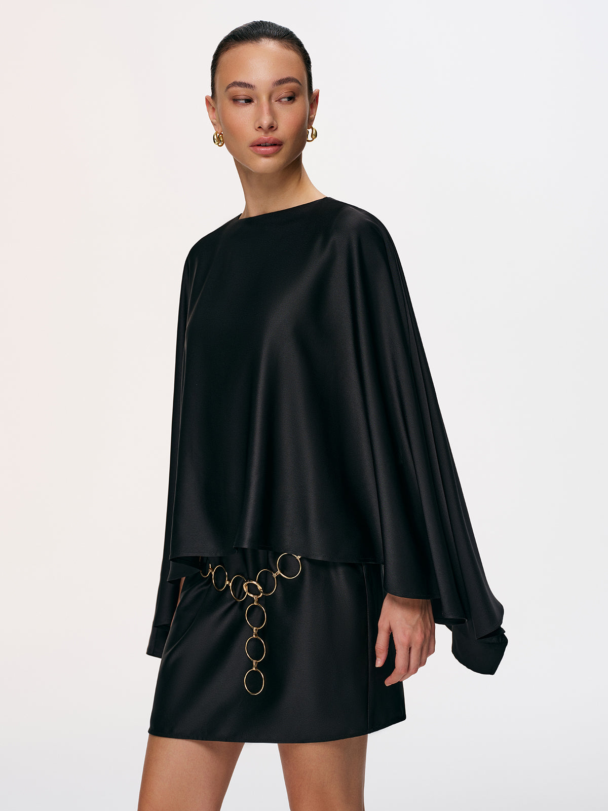 Elisha | Satynowa sukienka mini z rękawami typu cape