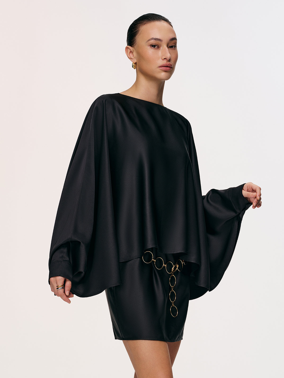 Elisha | Satynowa sukienka mini z rękawami typu cape