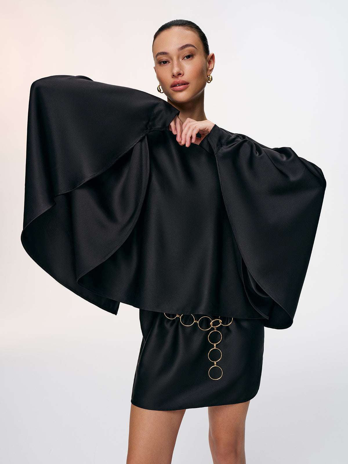 Elisha | Satynowa sukienka mini z rękawami typu cape