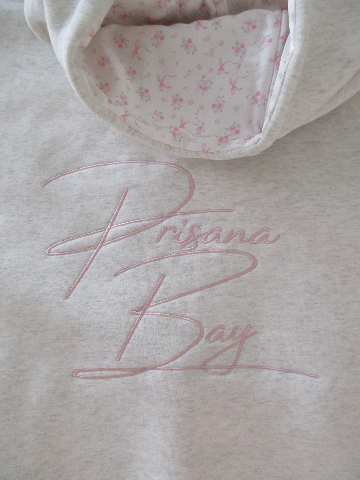 Frida I Casual Chic Haftowana bluza z kapturem i kokardą