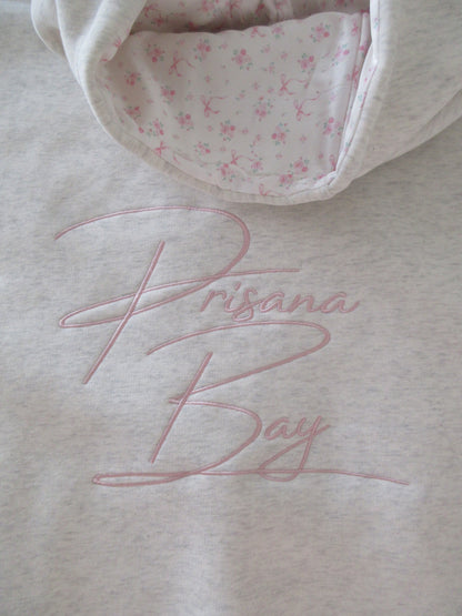 Frida I Casual Chic Haftowana bluza z kapturem i kokardą