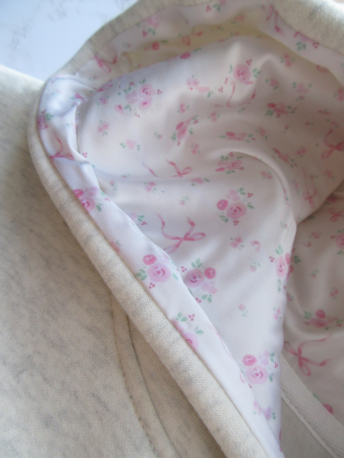 Frida I Casual Chic Haftowana bluza z kapturem i kokardą