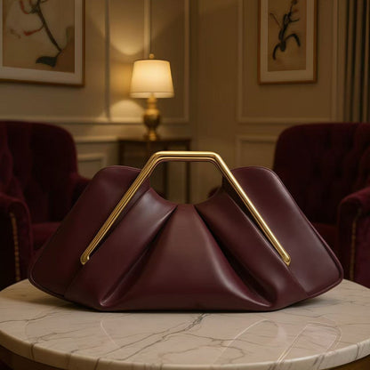Mildred | Damska kopertówka z plisowanej skóry z geometrycznym złotym uchwytem