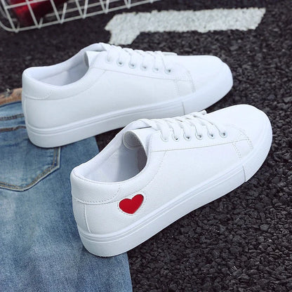 Marvessa - Damskie Białe Sneakersy z Dekoracyjnym Sercem