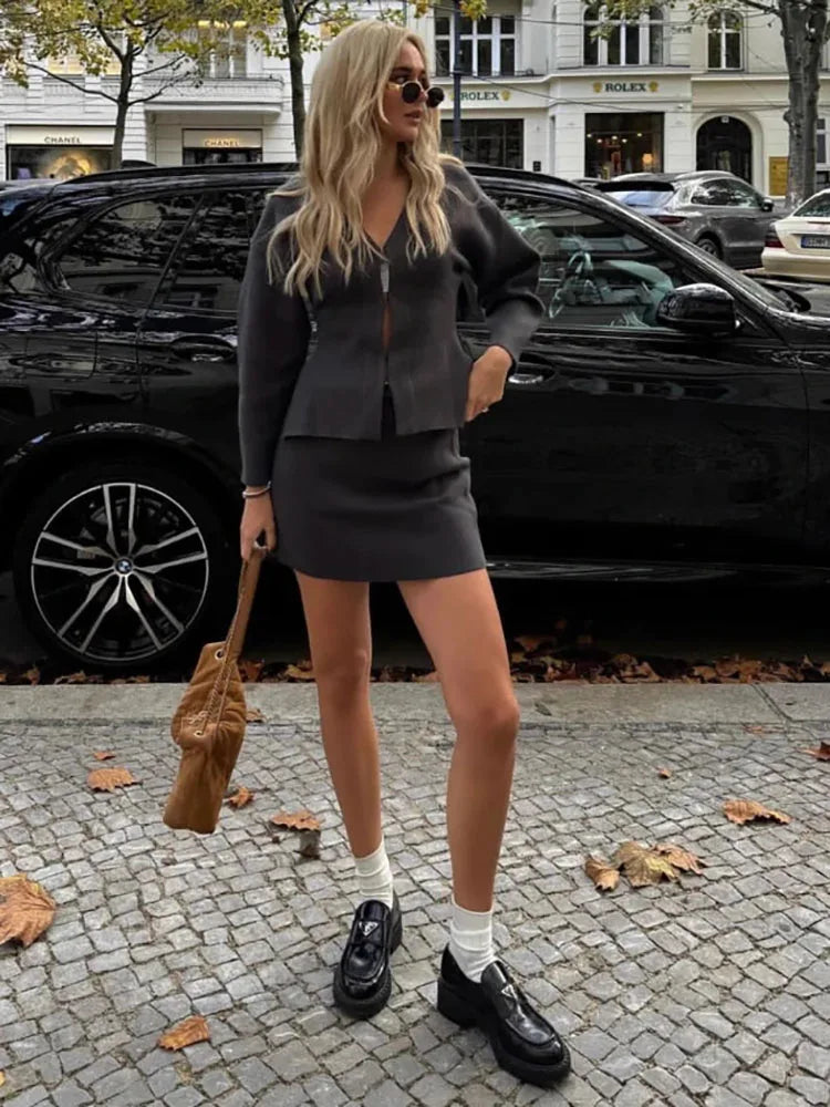 Deja – współczesny zestaw damski: blazer i mini spódniczka