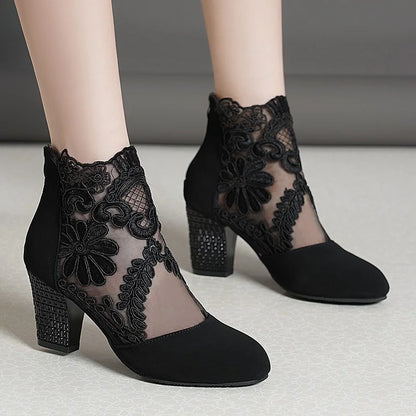 Zarela - Eleganckie botki damskie z koronkowymi wstawkami