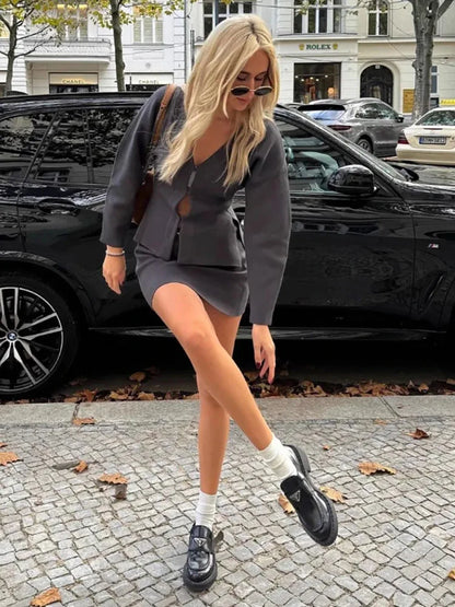 Deja – współczesny zestaw damski: blazer i mini spódniczka