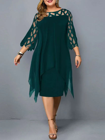 Hattie - Elegancka sukienka plus size z szyfonową warstwą i ażurowymi rękawami
