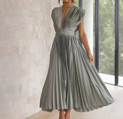 Liora - Elegancka plisowana sukienka maxi z głębokim dekoltem