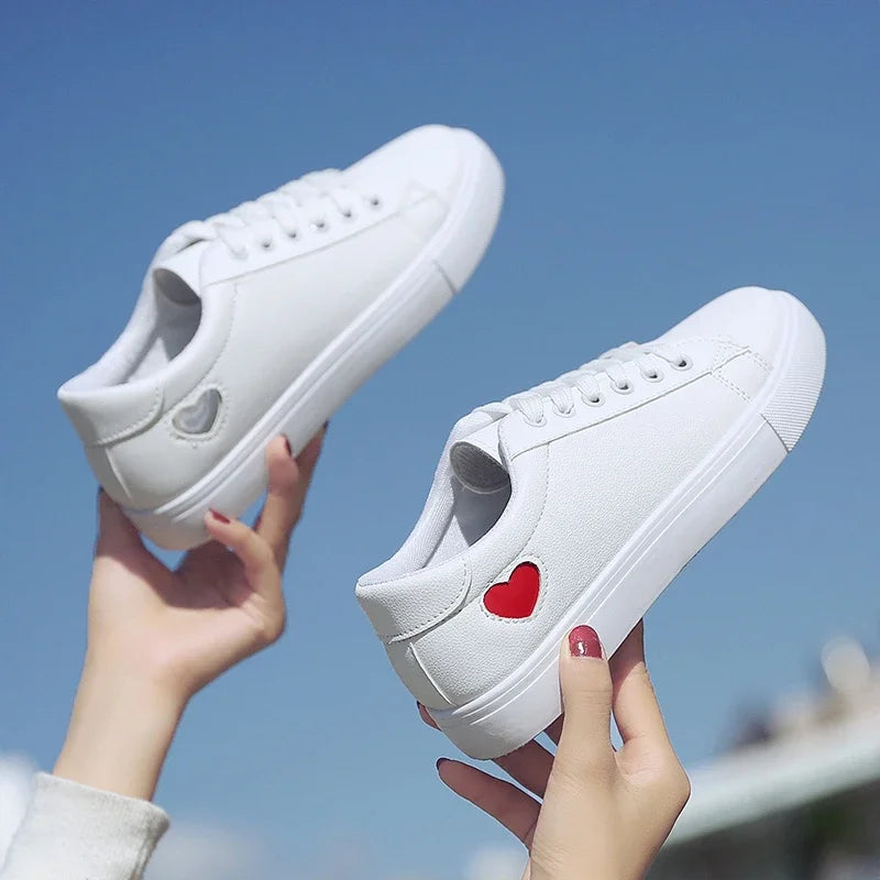 Marvessa - Damskie Białe Sneakersy z Dekoracyjnym Sercem