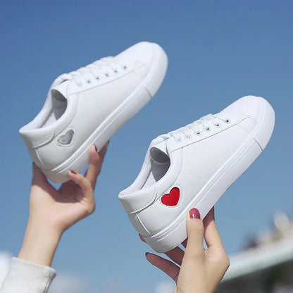 Marvessa - Damskie Białe Sneakersy z Dekoracyjnym Sercem