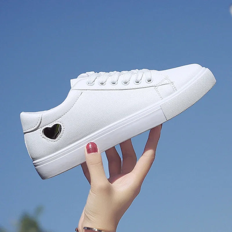 Marvessa - Damskie Białe Sneakersy z Dekoracyjnym Sercem