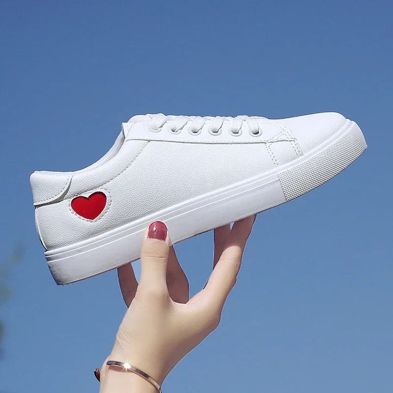 Marvessa - Damskie Białe Sneakersy z Dekoracyjnym Sercem
