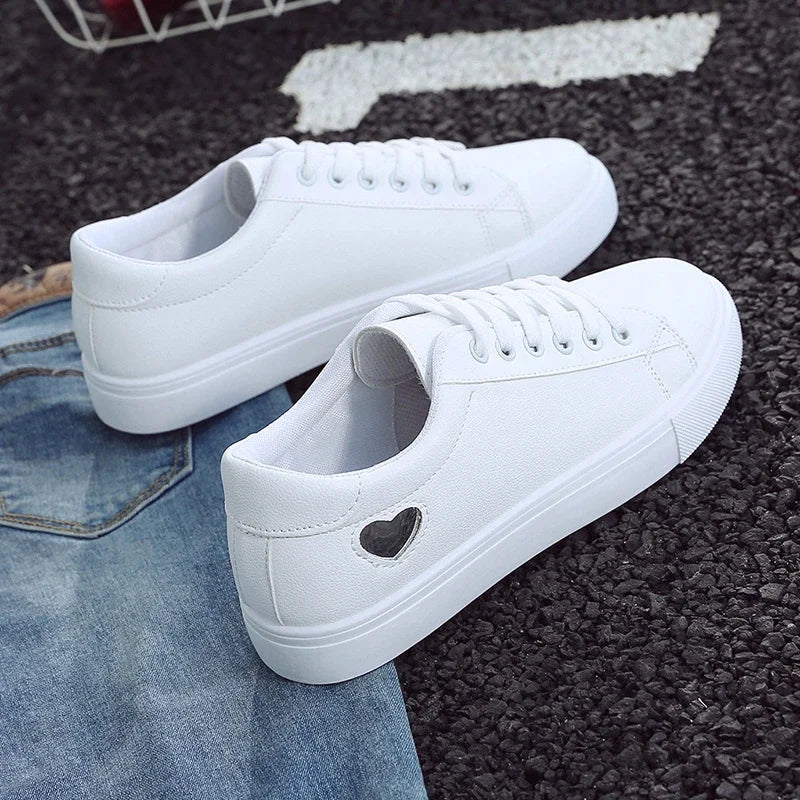 Marvessa - Damskie Białe Sneakersy z Dekoracyjnym Sercem