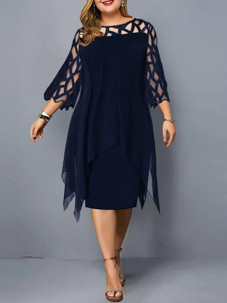Hattie - Elegancka sukienka plus size z szyfonową warstwą i ażurowymi rękawami