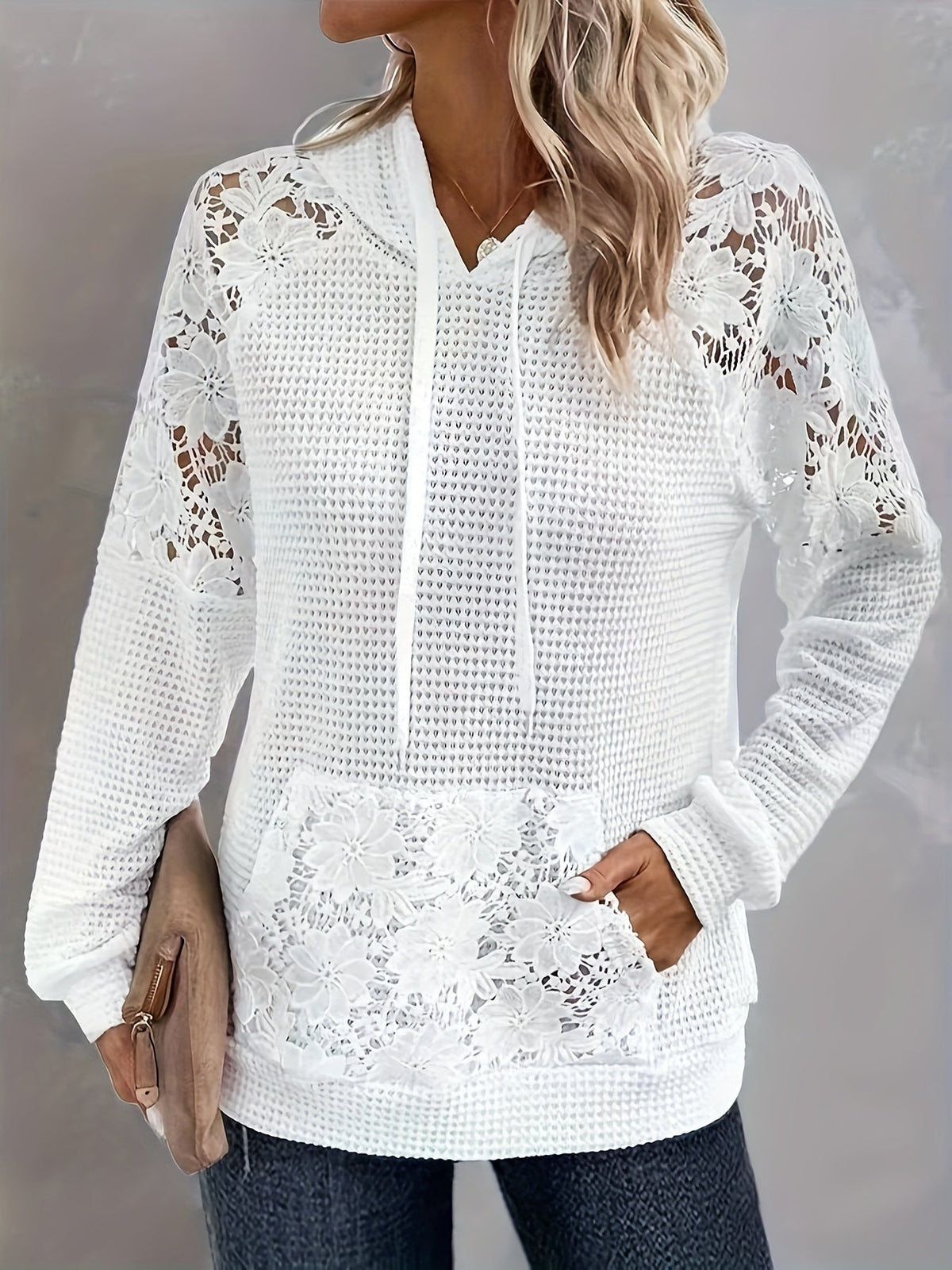 Elysia - Damska bluza z kapturem z koronkowymi wstawkami