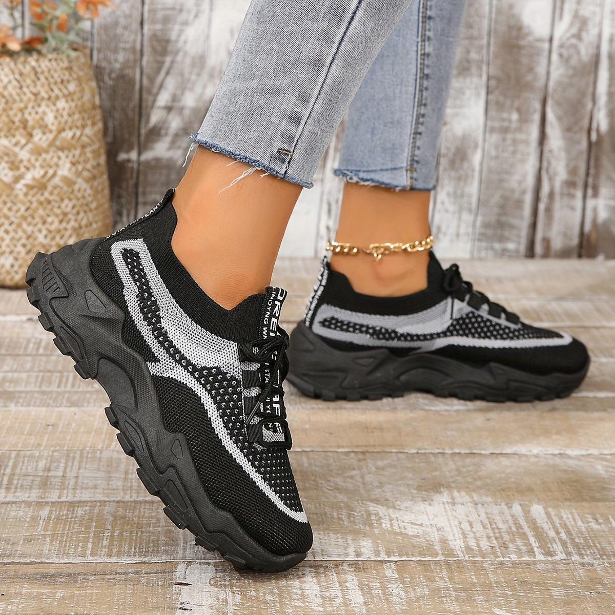 Hodierna – nowoczesne damskie oddychające sneakersy z siateczki – czarne
