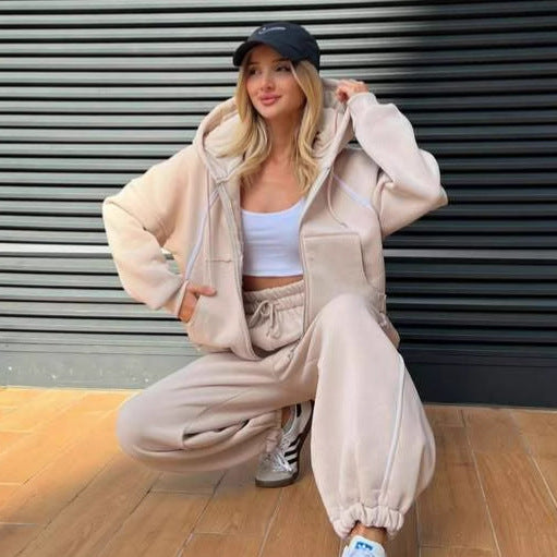 Kayla – damski dwuczęściowy zestaw sportowy składający się z joggerów i bluzy z kapturem