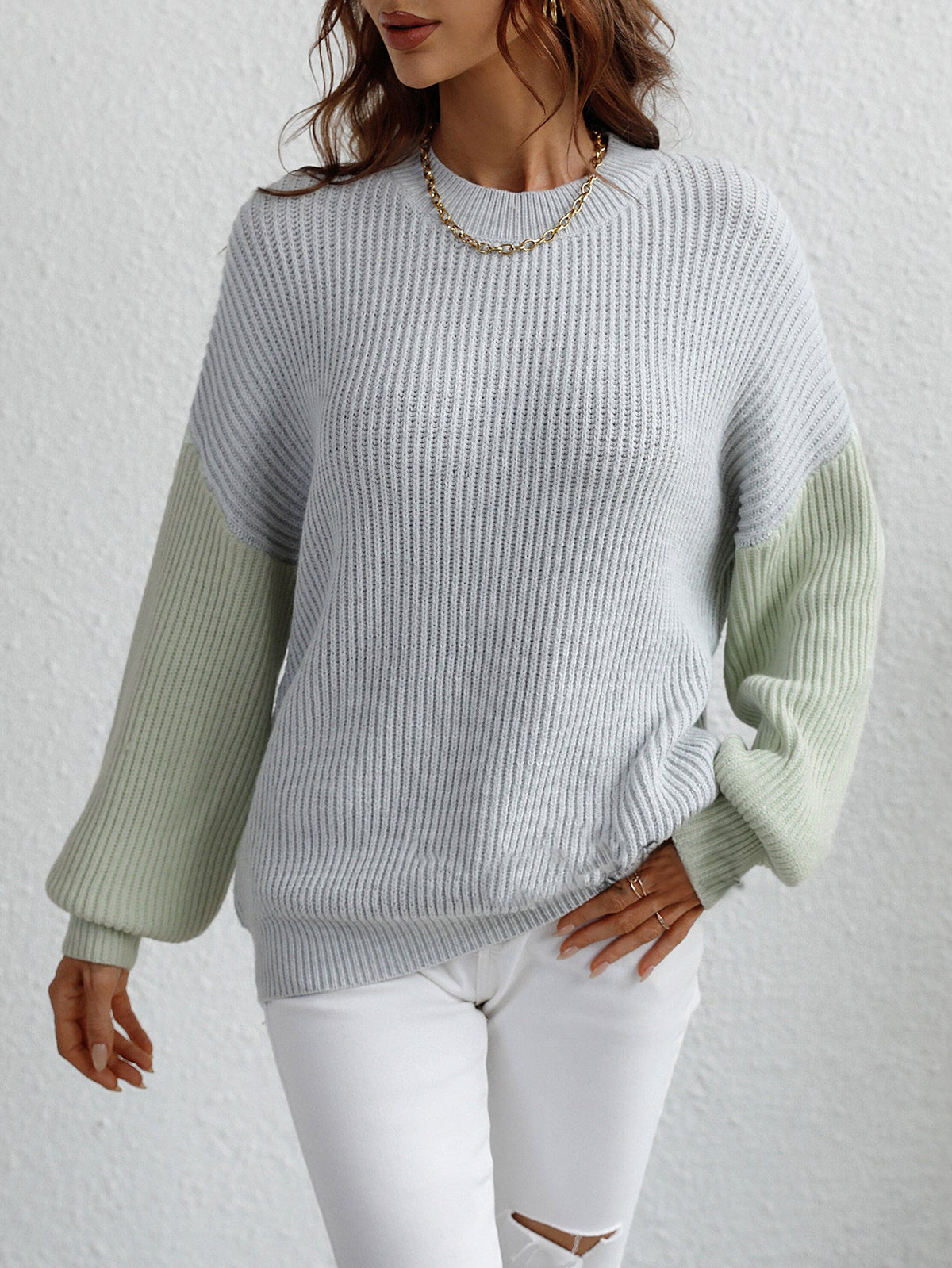 Shawna – Elegancki, modny sweter damski z okrągłym dekoltem i kontrastowymi rękawami