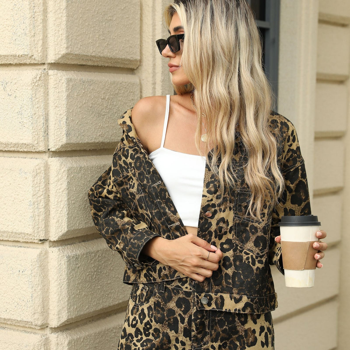 Demi – Stylowy, przyciągający wzrok dwuczęściowy zestaw damski w stylu streetwearowym z szerokimi spodniami i kurtką w panterkę