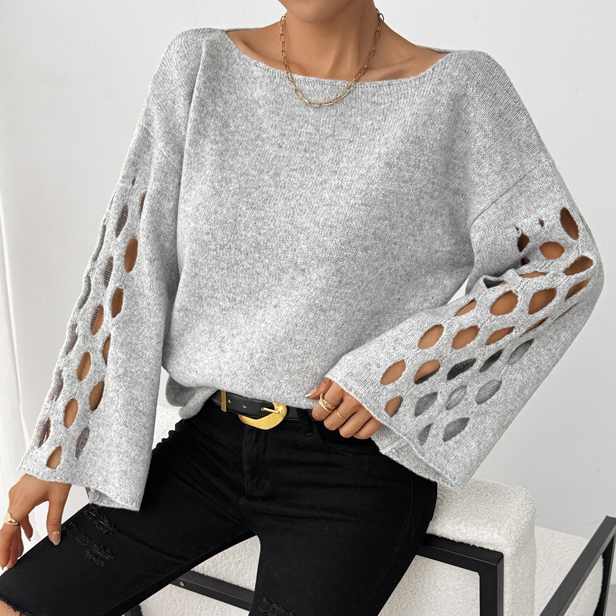 Tyra – modny, elegancki damski sweter z dekoltem w kształcie litery V i ażurowymi rękawami