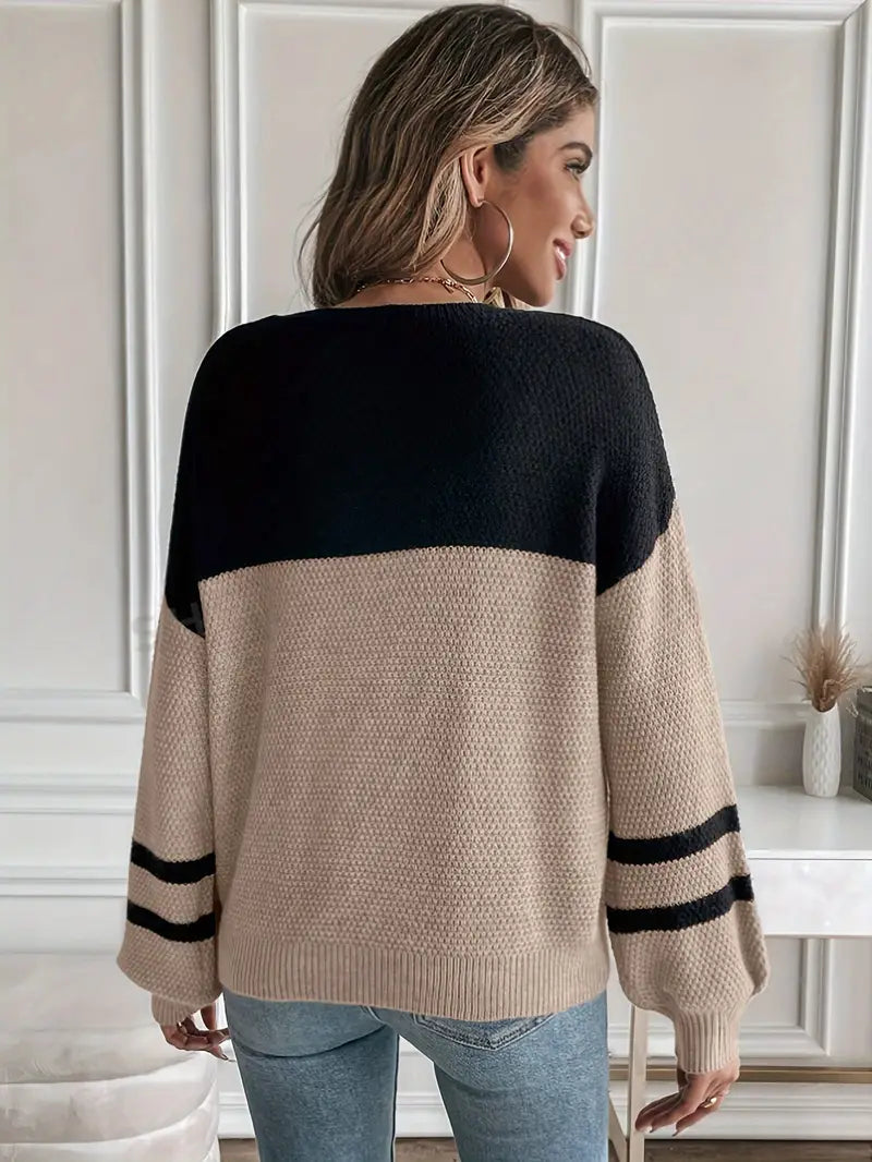 Carlena – damski sweter z dzianiny z kolorowymi wstawkami