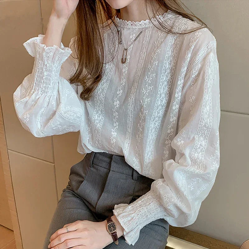 Esme - Elegancka bluzka damska z koronką